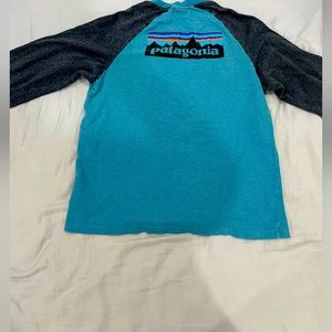 Very slightly used Patagonia long sleeve in and nearly perfect condition!